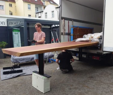 Der Monolith Tisch von Form Exklusiv kommt bei Hüls an.