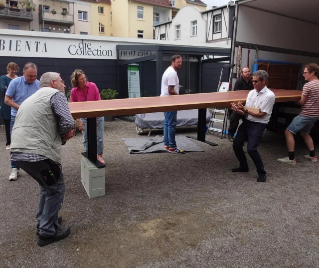 Ausladen des Monolith Tisch aus dem LkW.