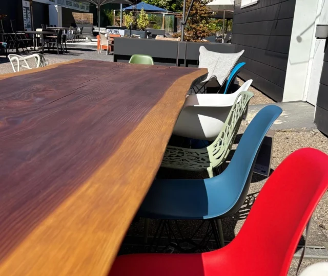 Nahaufnahme des Monolith Tisches von Form Exklusiv.