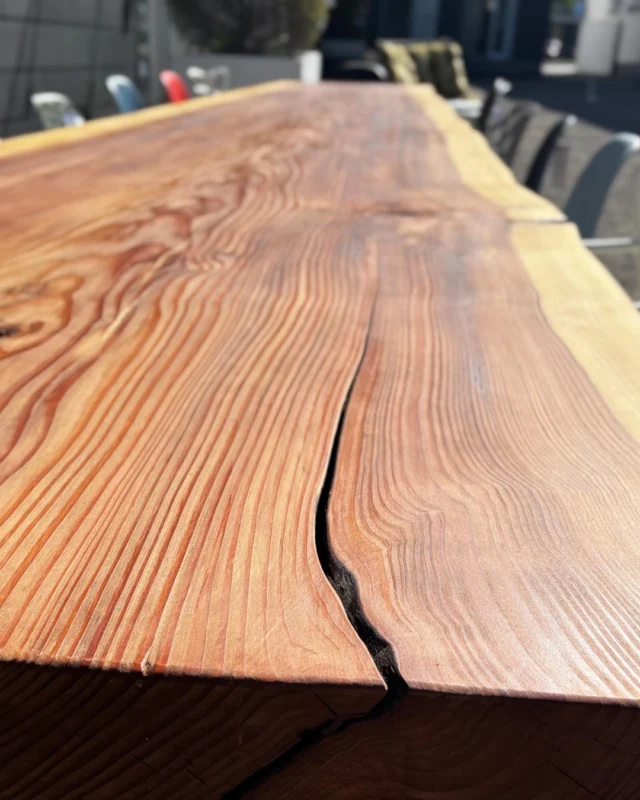 Seitenansicht des Monolith Tisches.