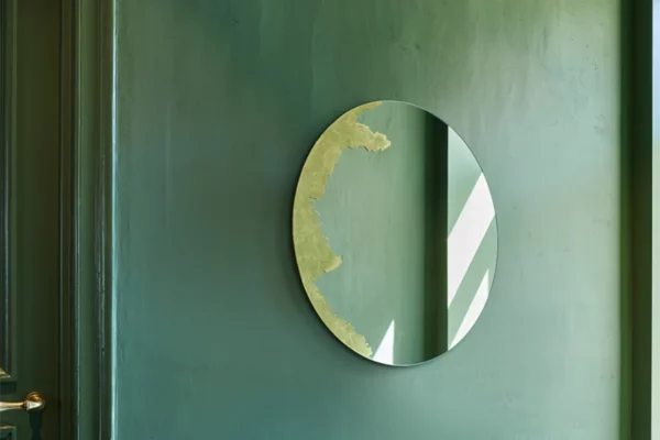 Deknudt Mirrors Spiegel Ornato Deknudt Mirrors Spiegel Ornato, ein Spiegel an grüner Wand