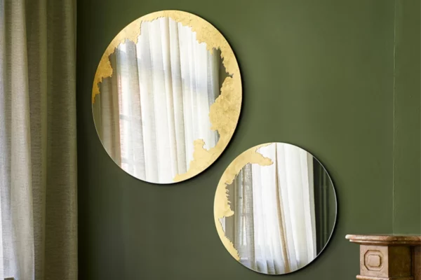 Deknudt Mirrors Spiegel Ornato Deknudt Mirrors Spiegel Ornato, zwei Spiegel an grüner Wand