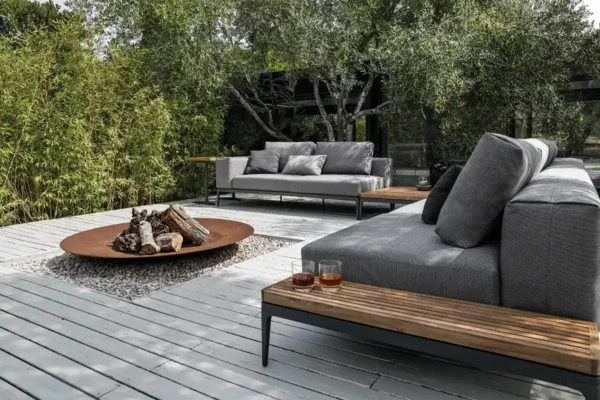 Gloster Sofa Grid Gloster Sofa Gridm um eine Feuerschale