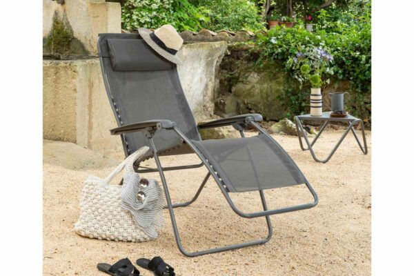 Lafuma Relaxsessel RSXA Clip Lafuma Relaxsessel RSXA Clip, Bezug dunkelgrau mit Hut auf Rückenlehne
