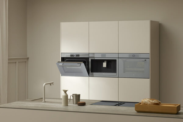 V-ZUG Kaffeevollautomat V-ZUG Kaffeevollautomat, drei Geräte nebeneinander in einem beigen Schrank