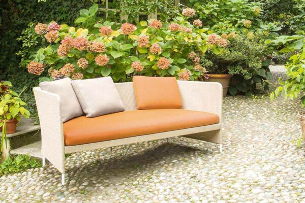 Paola Lenti Sofa Teatime Paola Lenti Sofa Teatime, beige mit orangefarbenen Kissen