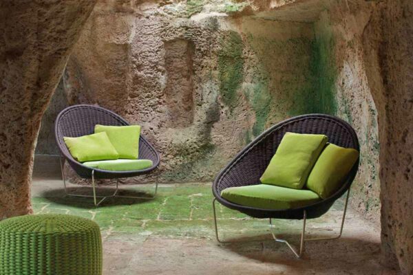 Paola Lenti Sessel Nido Paola Lenti Sessel Nido, zwei Sessel mit hellgrünen Dekokissen