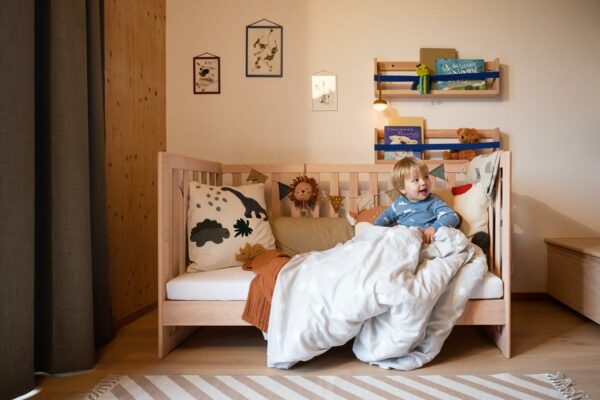 Team 7 kids Gitterbett Team 7 kids Gitterbett, mit kleinem Jungen im Bett