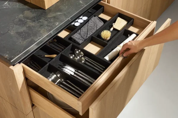 Team 7 pur Küche Team 7 pur Küche, Schublade mit Inneneinteilung wird geöffnet