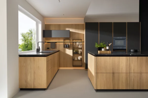 Team 7 pur Küche Team 7 pur Küche, helles Holz und anthrazitfarbene Elemente, Ansicht Insel und Spüle