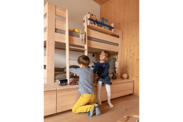 TEAM 7 kids Kinderbett TEAM 7 kids Kinderbett, Kinder spielend