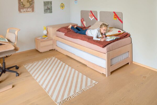 TEAM 7 kids Kinderbett TEAM 7 kids Kinderbett, mit Mädchen auf dem Bett