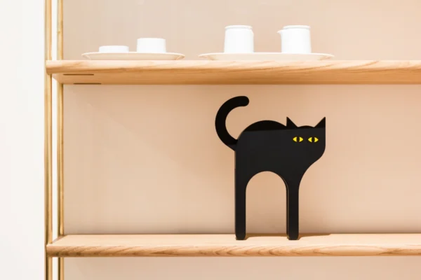 Tecta Cat Tecta Cat, in einem Regal