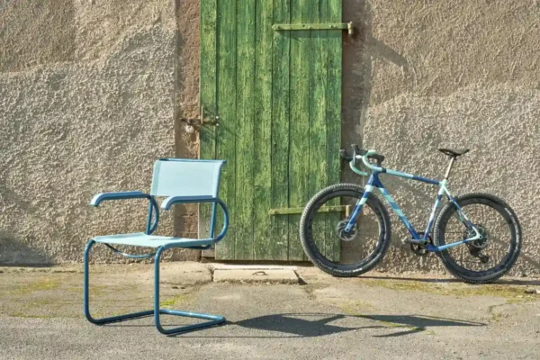 Tecta Stuhl D40 Tecta Stuhl D40, blauer Bezug und blaues Gestell, im Hintergrund ein blaues Fahrrad