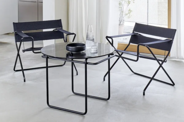 Tecta Faltsessel D4 Tecta Faltsessel D4, an einem runden Beistelltisch