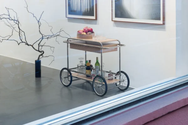 Tecta Servierwagen Tecta Servierwagen, dekoriert mit Flaschen und Obst