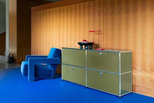 USM Sideboard Olivgrün USM Sideboard Olivgrün, neben blauem Sessel