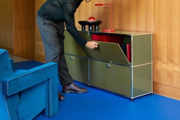 USM Sideboard Olivgrün USM Sideboard Olivgrün, Sideboard, Klappe wird geöffnet