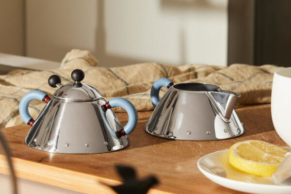 Alessi Zuckerdose und Rahmkännchen, auf Arbeitsplatte