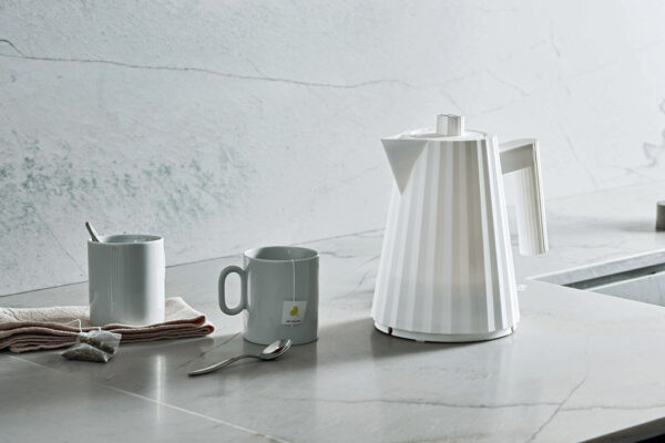 Alessi Wasserkocher Plissé, klein Alessi Wasserkocher Plissé, klein, mit zwei Tassen