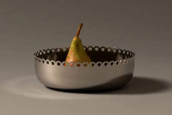 Alessi Schale Edges Alessi Schale Edges, mit einer Birne