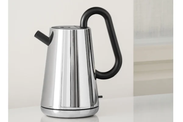 Alessi Wasserkocher Toru Alessi Wasserkocher Toru, auf einer weißen Tischplatte