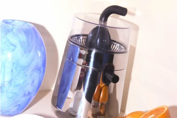 Alessi Zitruspresse Toru Alessi Zitruspresse Toru, mit blauer Vase