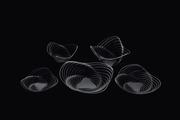 Alessi Schale Trinity Alessi Schale Trinity, schwarze Schalen auf schwarzem Hintergrund