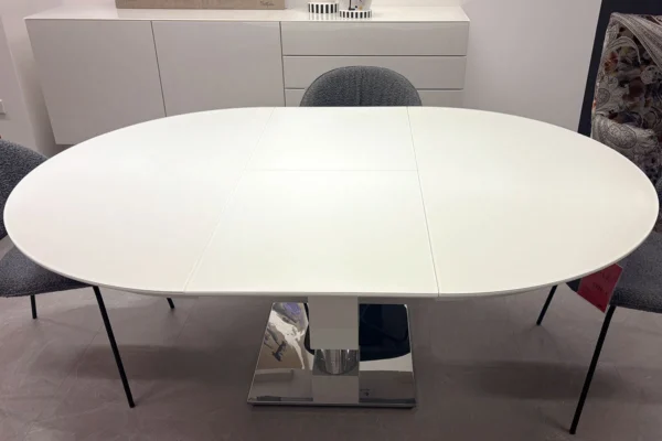 Ausziehbarer Esstisch Todo von Bacher, Platte weiß, Gestell weiß, Fußplatte Chrom, Bild 2 Ausziehbarer Esstisch Todo von Bacher, Platte weiß, Gestell weiß, Fußplatte Chrom, Bild 2
