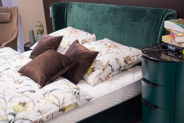 Bielefelder Werkstätten Bett Polo, Stoff dunkelgrün, Detailbild Kopfteil Bielefelder Werkstätten Bett Polo, Stoff dunkelgrün, Detailbild Kopfteil