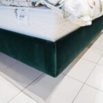 Bielefelder Werkstätten Bett Polo, Stoff dunkelgrün Detailansicht Bettseiten