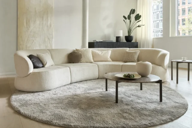 bielefelder werkstätten Sofa Nimbo, heller Stoff mit Dekokissen