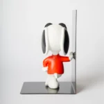 Blogo Design Buchstütze Snoopy, mit rotem Pulli und Sonnenbrille, Ansicht von hinten