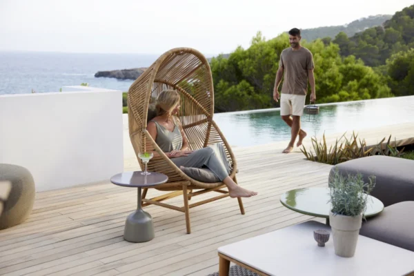 Cane-line Sessel Hive Cane-line Sessel Hive, junge Frau sitzt im Sessel