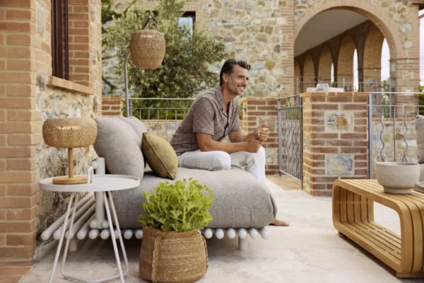 Cane-line Sofa Sticks Platform Cane-line Sofa Sticks Platform, Gestell sand, mit Person auf dem Sofa