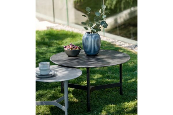 Cane-line Tisch Twist Cane-line Tisch Twist, zwei Tische mit Deko im Garten