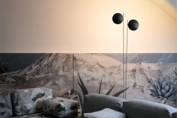 Catellani & Smith Stehleuchte Lederam F2 Catellani & Smith Stehleuchte Lederam F2, vor einer bunten Tapete