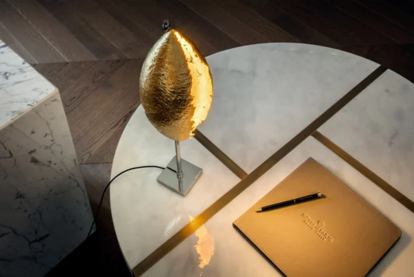 Catellani & Smith Tischleuchte Malagolina Catellani & Smith Tischleuchte Malagolina, Lampe auf Couchtisch