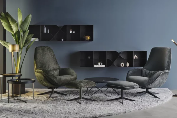 Christine Kröncke Regal Shelf Christine Kröncke Regal Shelf, Wandregale an blauer Wand im Wohnzimmer