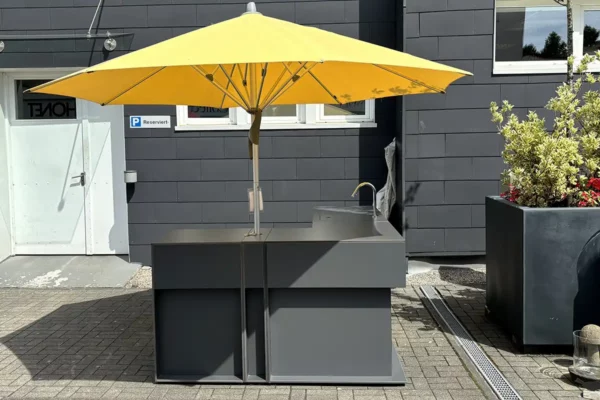 conmoto Ticino conmoto Ticino mit gelbem Sonnenschirm