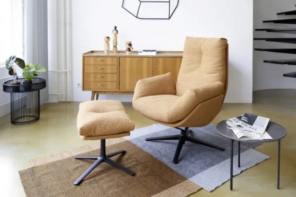 Bequemer Lounge Chair: COR Cordia Lounge, hier mit hellem Stoffbezug Bequemer Lounge Chair: COR Cordia Lounge, hier mit hellem Stoffbezug