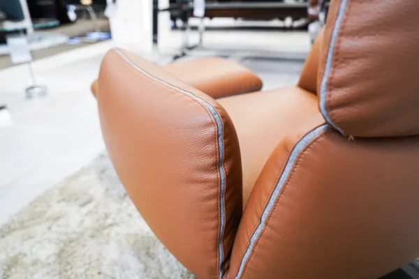 Cor Sessel und Hocker Jalis Lounge, Leder Cognac, aus unserer Ausstellung, 2 Cor Sessel und Hocker Jalis Lounge, Leder Cognac, aus unserer Ausstellung, 2