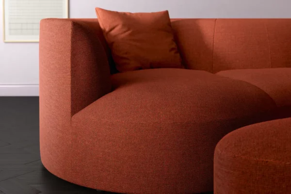 Cor Sofa Siwa Cor Sofa Siwa, rostroter Stoff, Detailansicht Armlehne