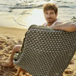 Dedon Hochlehner Mbrace, mit Person