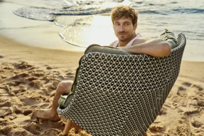 Dedon Hochlehner Mbrace, mit Person