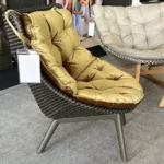 Dedon Sessel Mbrace in unserer Ausstellung, Seitenansicht