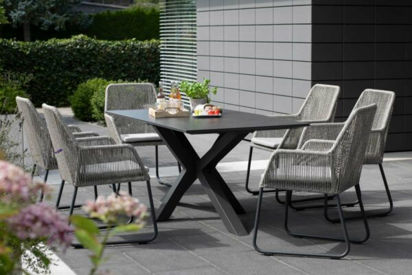 de Vries Tisch Livingston de Vries Tisch Livingston, mit hellen Stühlen