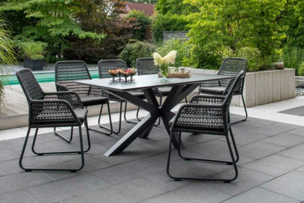 de Vries Tisch Livingston de Vries Tisch Livingston, dunkler Tisch und dunkle Stühle