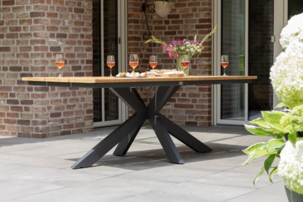 deVries Tisch Grandville (Baumkantenform) deVries Tisch Grandville (Baumkantenform), im Garten