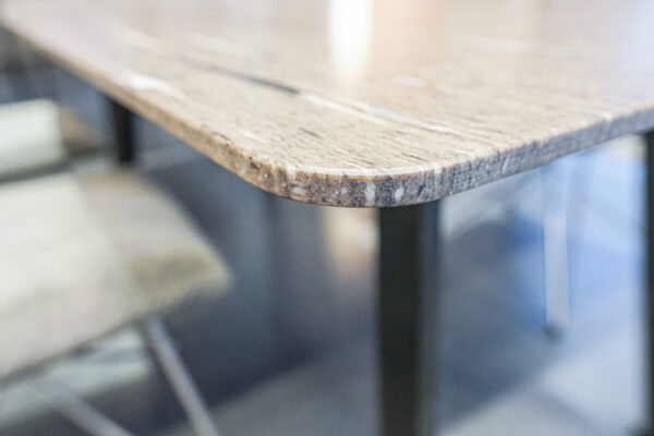 Draenert Esstisch Fontana, mit Steinplatte, Detailansicht Tischkante Draenert Esstisch Fontana, mit Steinplatte, Detailansicht Tischkante